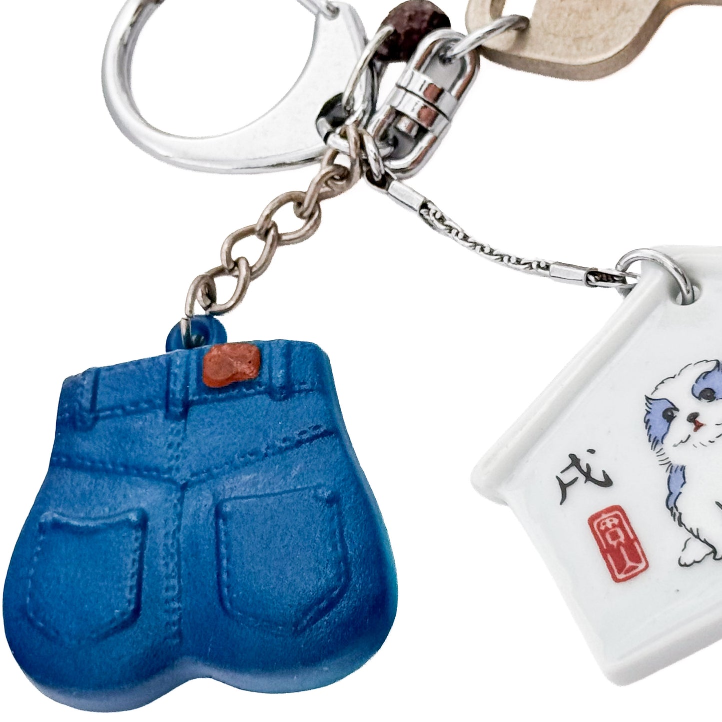 miki yamamoto「キーリング “Good Luck”」 / miki yamamoto Key Ring “Good Luck” 古い鍵や青い鞄、犬が描かれた絵馬のようなパーツを組み合わせた一点もののキーリング作品