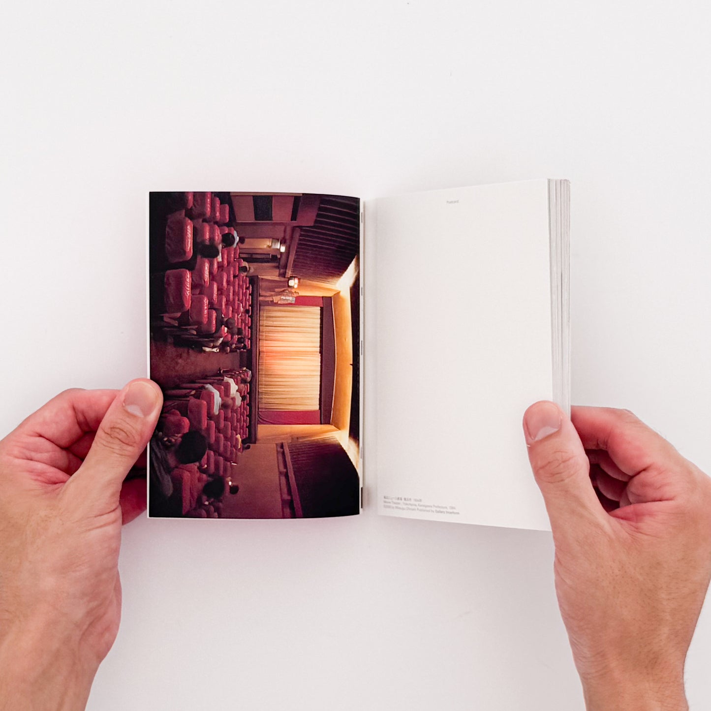 大西みつぐ『Memory of a Town Postcards』 東京の下町や横浜の町、人々の日常をカラー・スナップで捉えたポストカード形式の作品集
