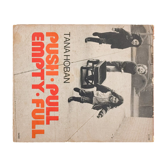 タナ・ホーバン『Push, Pull, Empty, Full: A Book of Opposites』。日常の人物や物を写したモノクロ写真で反対語を表現した、1976年Collier Books刊の写真絵本。