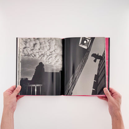 楢橋朝子『NU・E / NARAHASHI Asako PHOTOGRAPHS 1992-1997』蒼穹舎刊行、03FOTOSで発表された初期モノクローム作品を収録した写真集