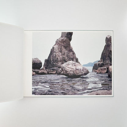 鈴木理策　海と山のあいだ Between the Sea and the Mountain – Kumano（サイン入り） - アマナサルト - 文福