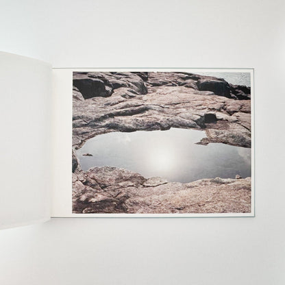 鈴木理策　海と山のあいだ Between the Sea and the Mountain – Kumano（サイン入り） - 文福