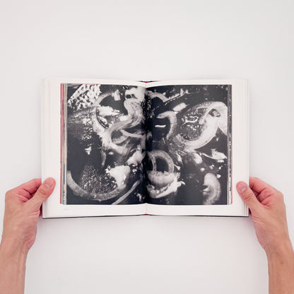 荒木経惟 / ARAKI Nobuyoshi『The Banquet』1993年刊行の写真集『食事』を全ページ複写収録したErrata Editions Books on Books #15