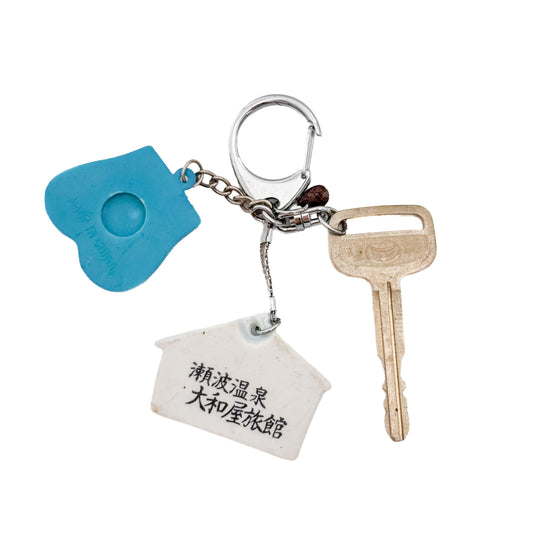 miki yamamoto「キーリング “Good Luck”」 / miki yamamoto Key Ring “Good Luck”　古い鍵や青い鞄、犬が描かれた絵馬のようなパーツを組み合わせた一点もののキーリング作品