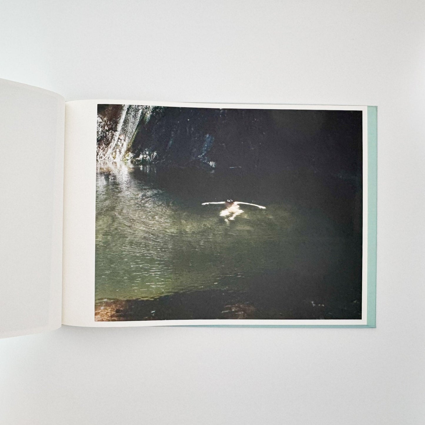 鈴木理策　海と山のあいだ Between the Sea and the Mountain – Kumano（サイン入り） - アマナサルト - 文福