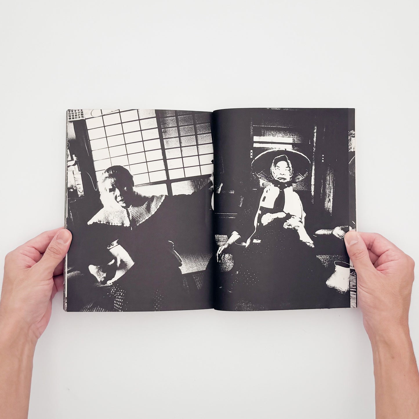 橋本照嵩『瞽女』。越後の村々を旅する盲目の女性旅芸人・瞽女の暮らしと四季を記録した、1974年のら社刊写真集。
