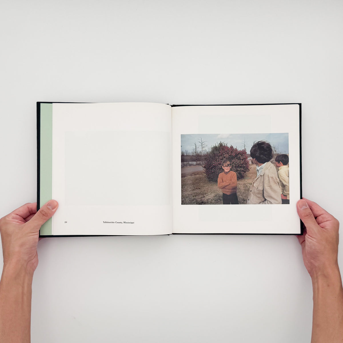 William Eggleston『William Eggleston's Guide』。1969年から1971年にメンフィス周辺で撮影したカラー写真48点を収録した、MoMA刊1976年版の2002年復刻版。