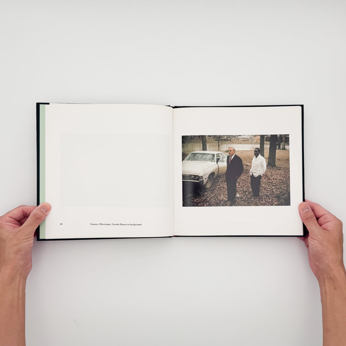 William Eggleston『William Eggleston's Guide』。1969年から1971年にメンフィス周辺で撮影したカラー写真48点を収録した、MoMA刊1976年版の2002年復刻版。