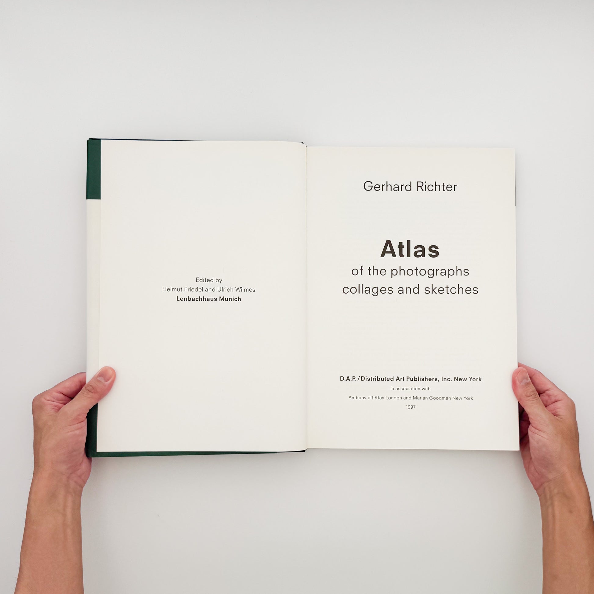 Gerhard Richter『Atlas』1997年D.A.P.刊。写真、新聞の切り抜き、スケッチ、コラージュなど、リヒターの制作と思考の過程を収録した392頁の英語版作品集。