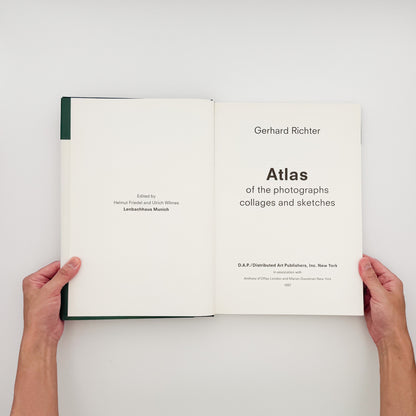 Gerhard Richter『Atlas』1997年D.A.P.刊。写真、新聞の切り抜き、スケッチ、コラージュなど、リヒターの制作と思考の過程を収録した392頁の英語版作品集。