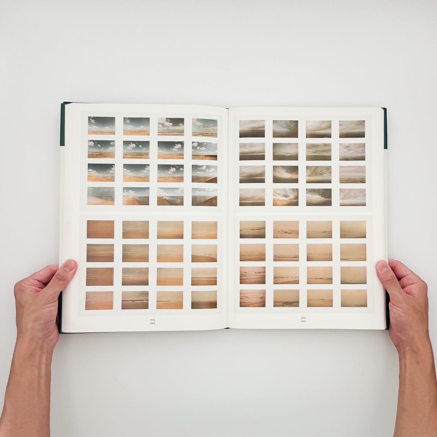 Gerhard Richter『Atlas』1997年D.A.P.刊。写真、新聞の切り抜き、スケッチ、コラージュなど、リヒターの制作と思考の過程を収録した392頁の英語版作品集。
