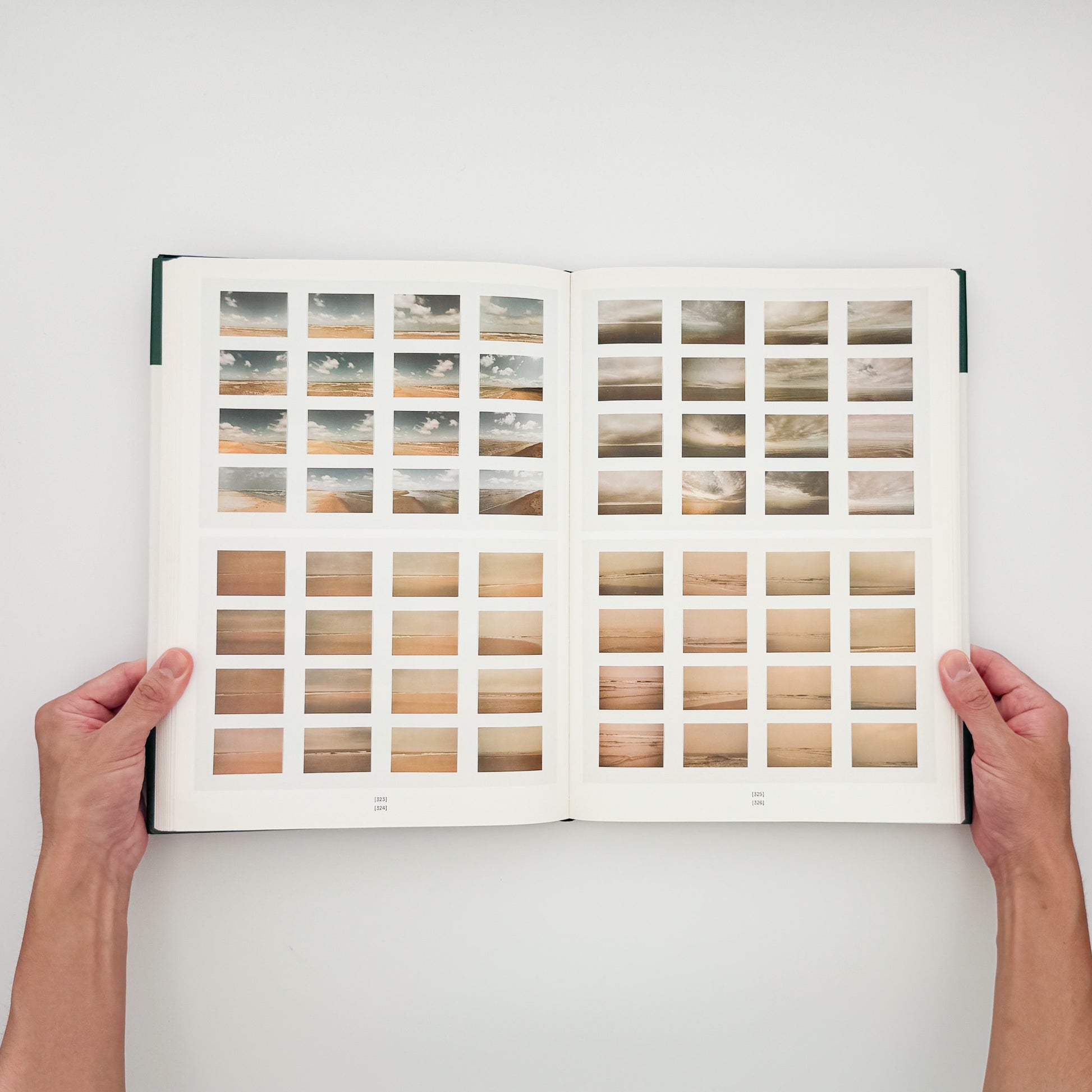 Gerhard Richter『Atlas』1997年D.A.P.刊。写真、新聞の切り抜き、スケッチ、コラージュなど、リヒターの制作と思考の過程を収録した392頁の英語版作品集。