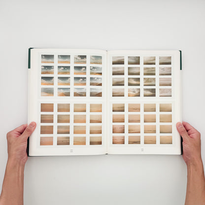 Gerhard Richter『Atlas』1997年D.A.P.刊。写真、新聞の切り抜き、スケッチ、コラージュなど、リヒターの制作と思考の過程を収録した392頁の英語版作品集。