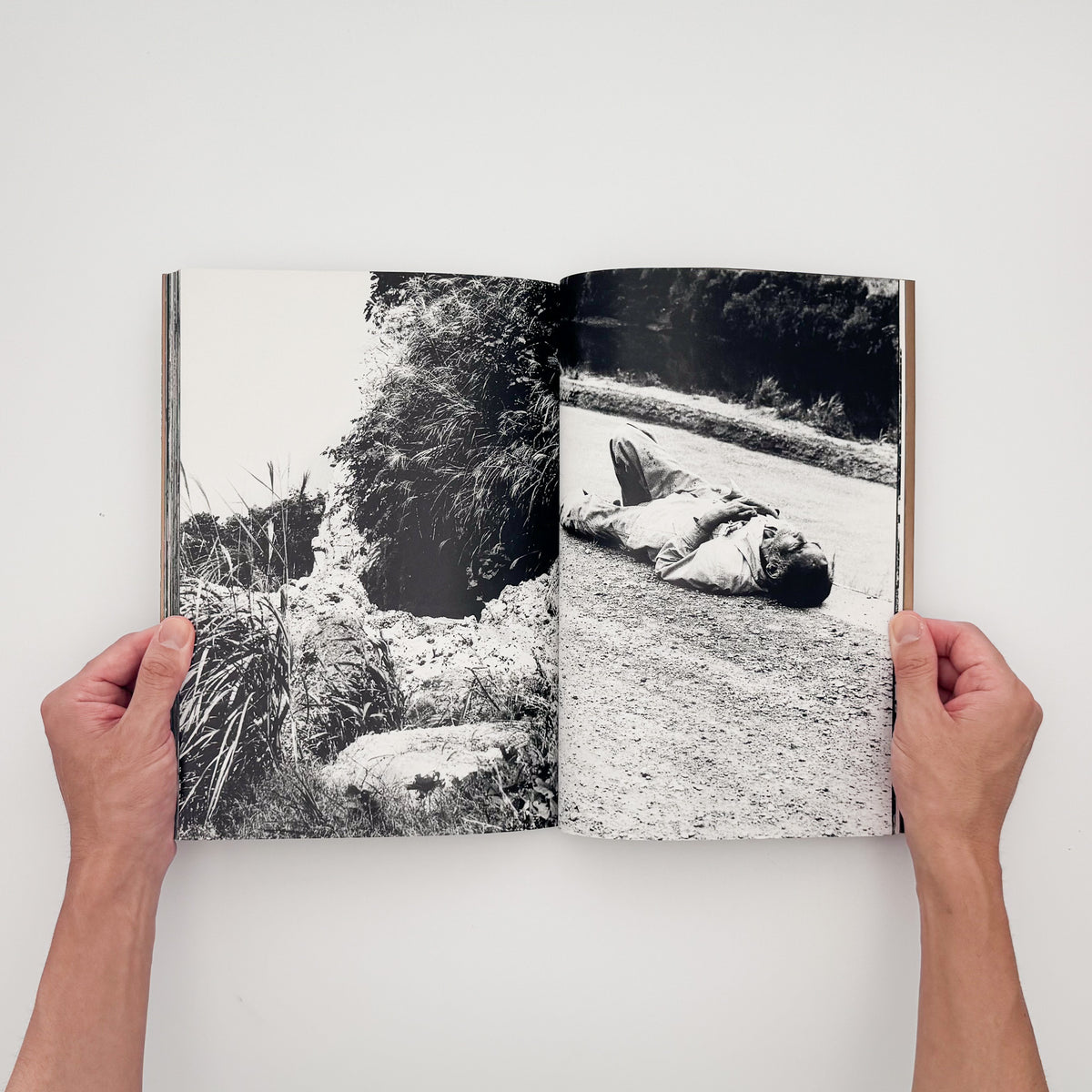 中平卓馬『ADIEU A X』。病後に再び続けた撮影によるモノクロ作品と自身のテキストを収録した、1989年河出書房新社刊の初版写真集。