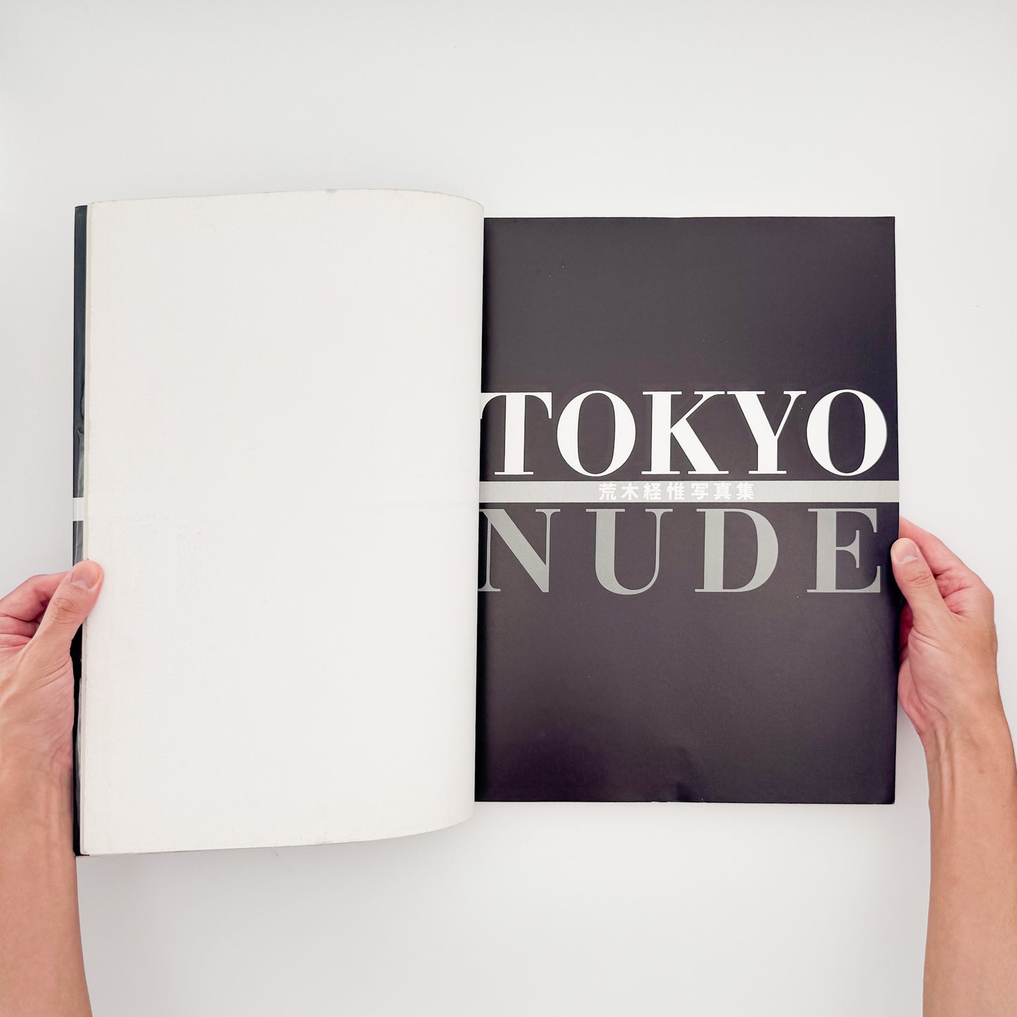 荒木経惟『TOKYO NUDE』。1989年の東京の都市風景と女性のヌードを見開きで構成した、マザーブレーン刊・初版第1刷の大型写真集。