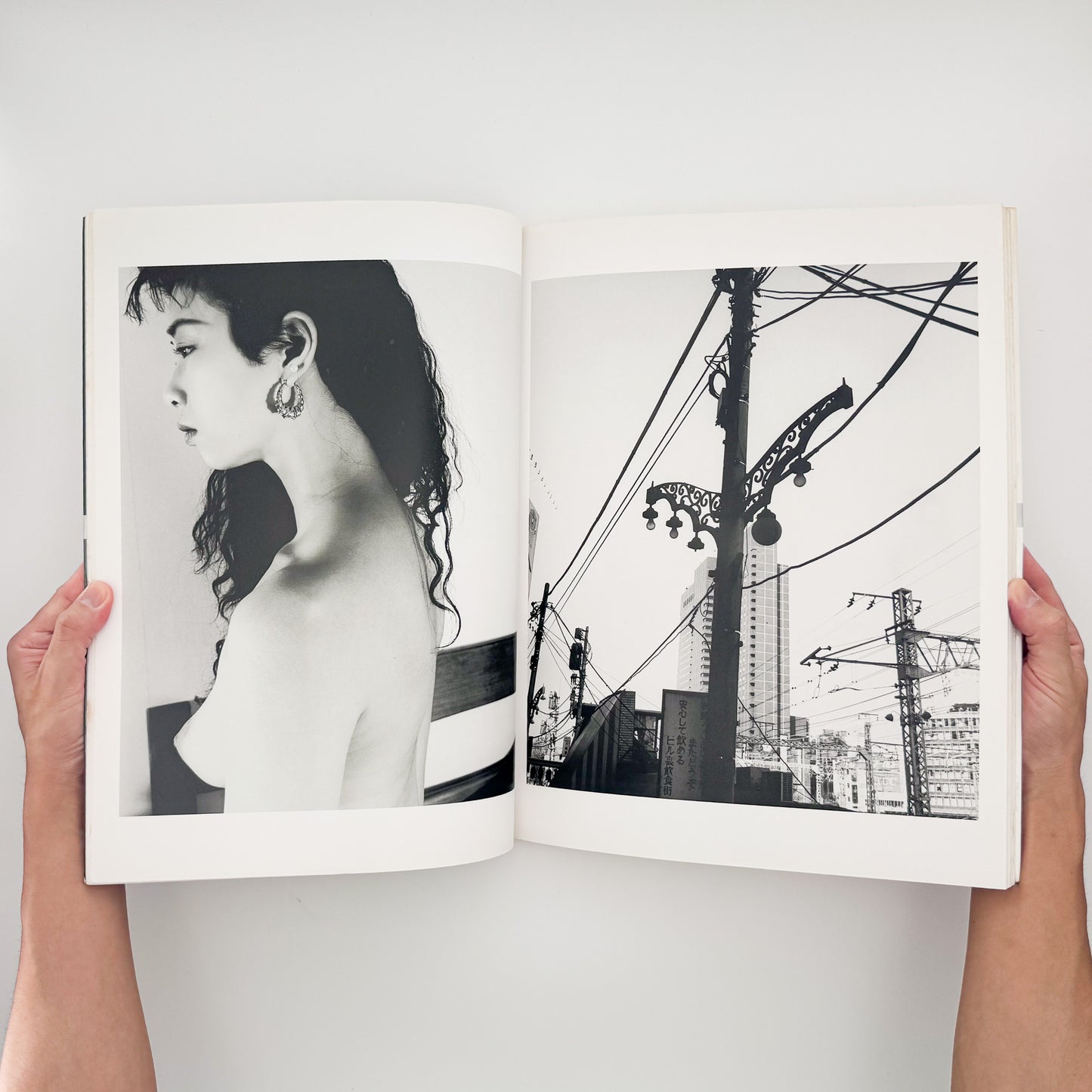 荒木経惟『TOKYO NUDE』。1989年の東京の都市風景と女性のヌードを見開きで構成した、マザーブレーン刊・初版第1刷の大型写真集。
