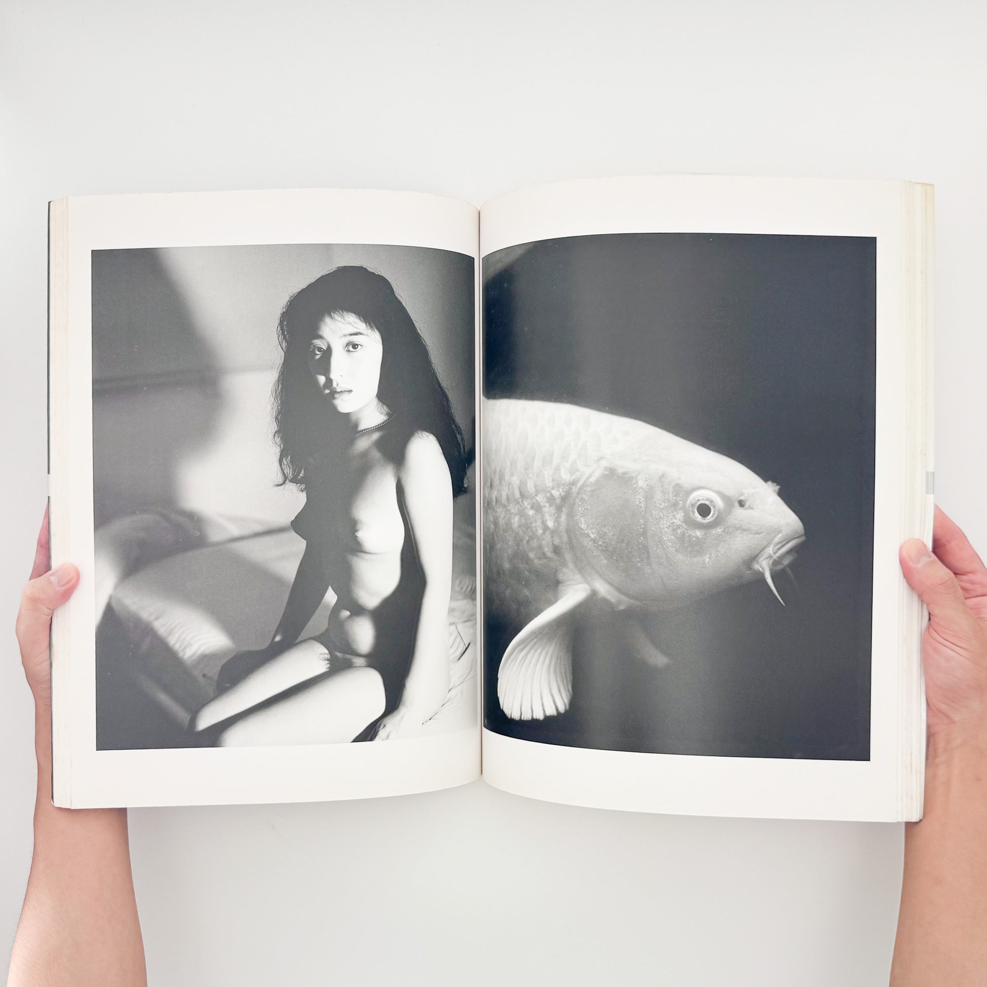荒木経惟『TOKYO NUDE』。1989年の東京の都市風景と女性のヌードを見開きで構成した、マザーブレーン刊・初版第1刷の大型写真集。