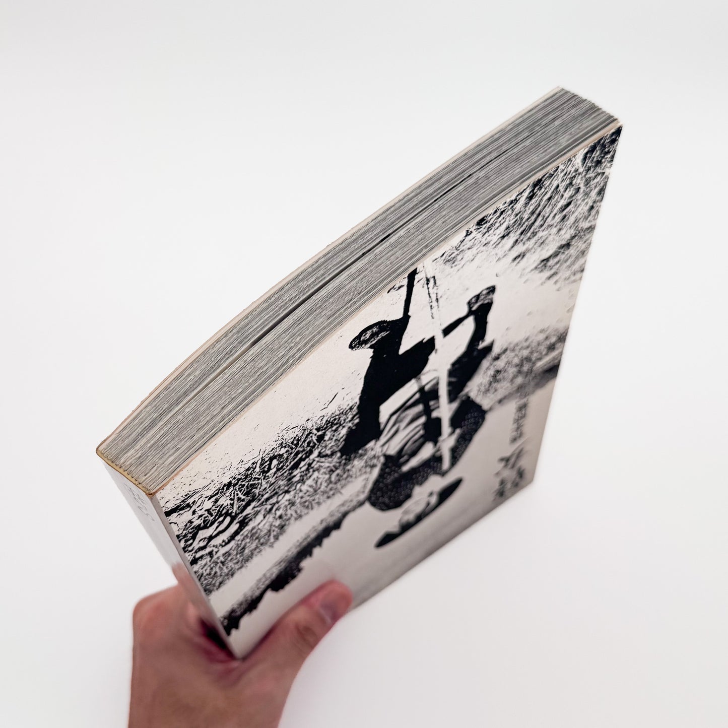 橋本照嵩『瞽女』。越後の村々を旅する盲目の女性旅芸人・瞽女の暮らしと四季を記録した、1974年のら社刊写真集。