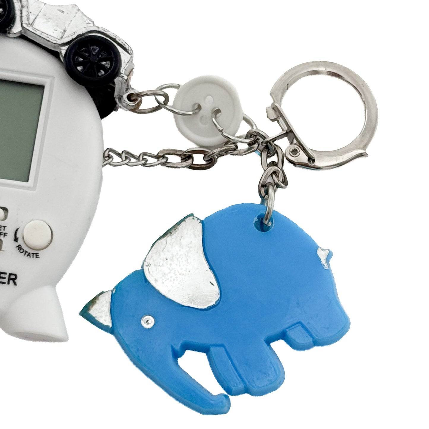 MIKI YAMAMOTO「キーリング “Blue Elephant”」ミニゲーム機、青いゾウ、透明なミニカー、ボタンなど複数のチャームを金属チェーンで組み合わせたキーリング。