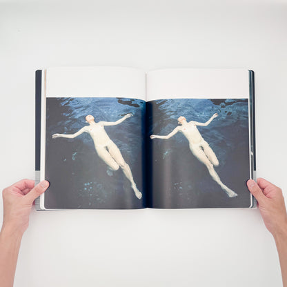 Lucille Reyboz『Source : 源』。日本の温泉を舞台に、人の身体と湯、岩、森などの自然との関係を撮影した2007年刊の写真集。