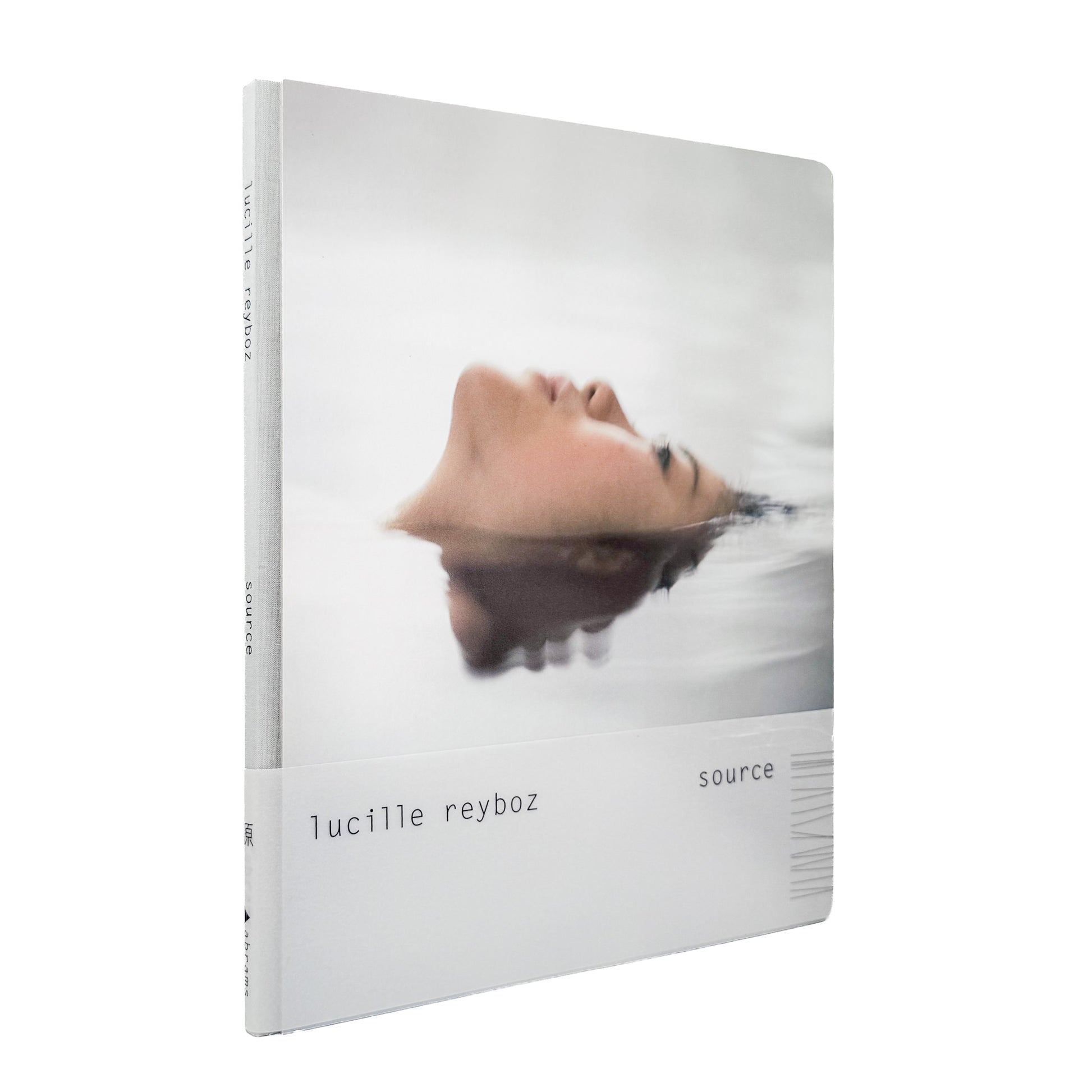 Lucille Reyboz『Source : 源』。日本の温泉を舞台に、人の身体と湯、岩、森などの自然との関係を撮影した2007年刊の写真集。