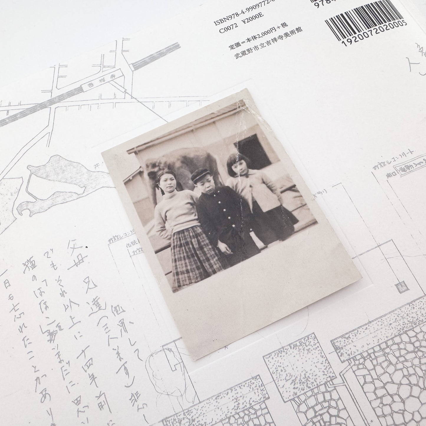 AHA!『はな子のいる風景 イメージを（ひっ）くりかえす』。井の頭自然文化園の象・はな子をめぐる市民の写真や記録を編んだ、2019年第2版第3刷の記録集。