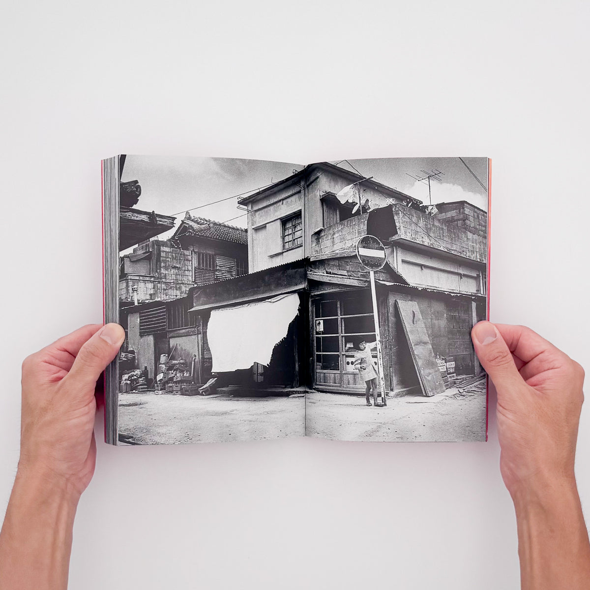 比嘉豊光『赤いゴーヤー』。1970〜1972年、沖縄復帰前後の風景を移動するバスや車から撮影した初期作品をまとめた2004年刊の写真集。