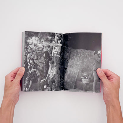 比嘉豊光『赤いゴーヤー』。1970〜1972年、沖縄復帰前後の風景を移動するバスや車から撮影した初期作品をまとめた2004年刊の写真集。
