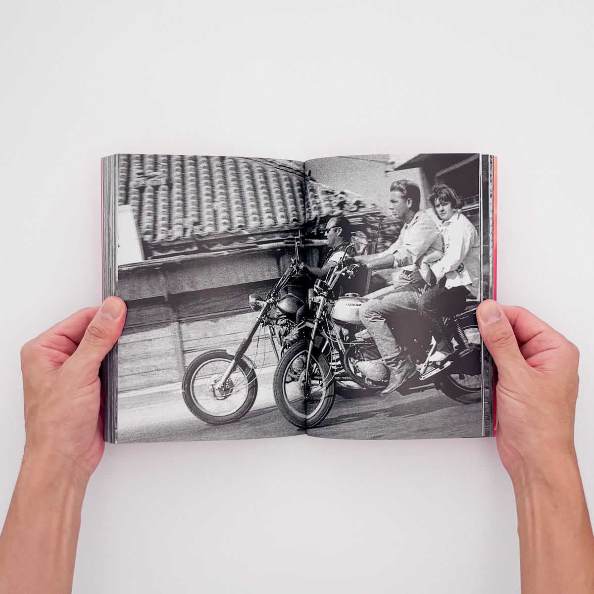 比嘉豊光『赤いゴーヤー』。1970〜1972年、沖縄復帰前後の風景を移動するバスや車から撮影した初期作品をまとめた2004年刊の写真集。