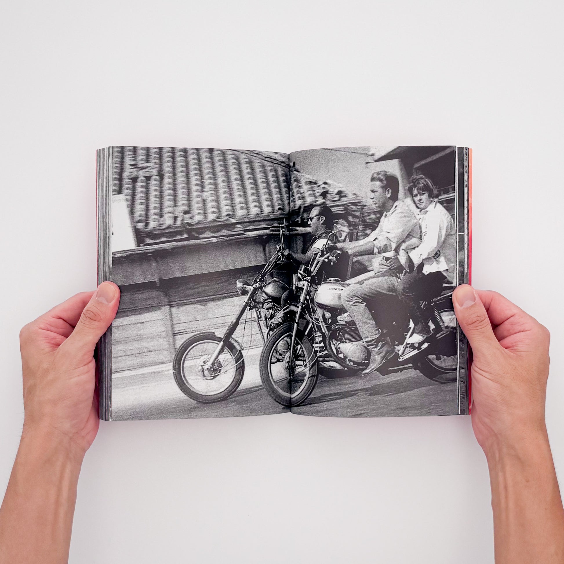 比嘉豊光『赤いゴーヤー』。1970〜1972年、沖縄復帰前後の風景を移動するバスや車から撮影した初期作品をまとめた2004年刊の写真集。