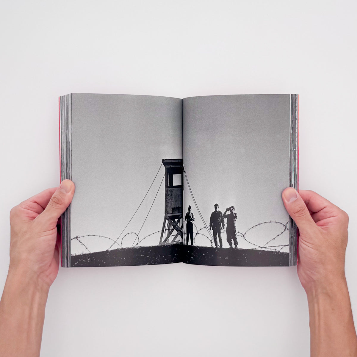 比嘉豊光『赤いゴーヤー』。1970〜1972年、沖縄復帰前後の風景を移動するバスや車から撮影した初期作品をまとめた2004年刊の写真集。