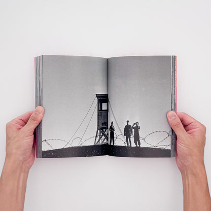 比嘉豊光『赤いゴーヤー』。1970〜1972年、沖縄復帰前後の風景を移動するバスや車から撮影した初期作品をまとめた2004年刊の写真集。