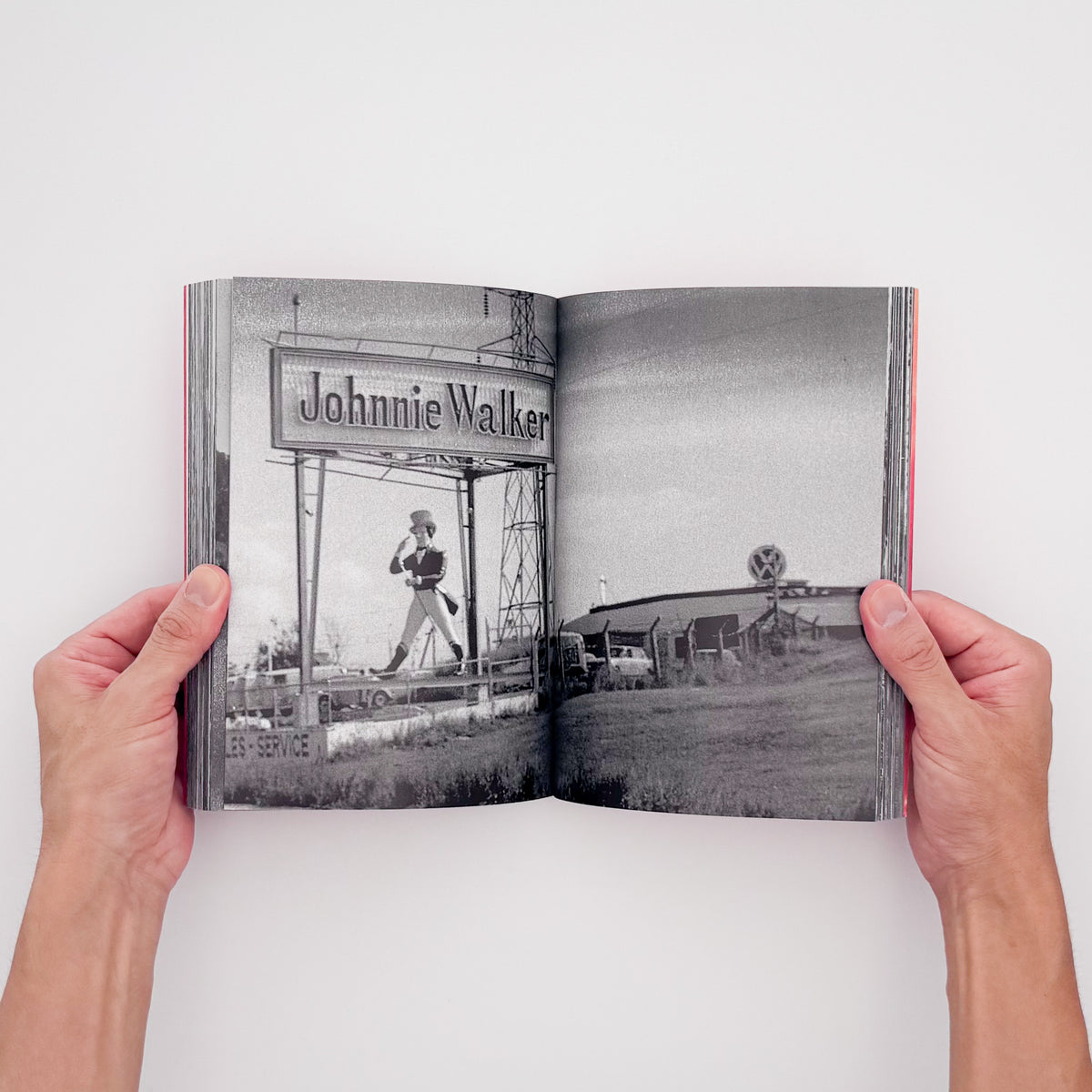 比嘉豊光『赤いゴーヤー』。1970〜1972年、沖縄復帰前後の風景を移動するバスや車から撮影した初期作品をまとめた2004年刊の写真集。