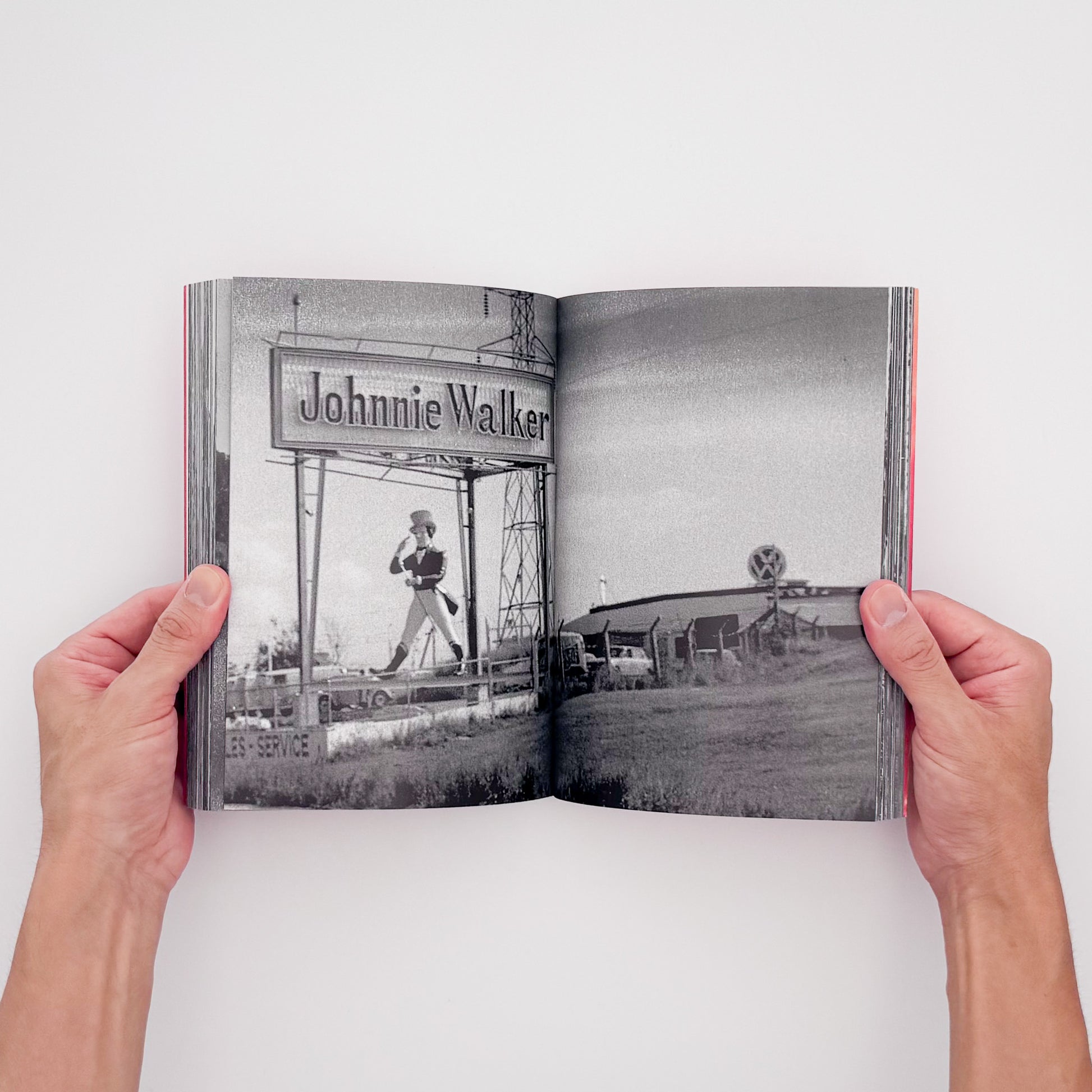 比嘉豊光『赤いゴーヤー』。1970〜1972年、沖縄復帰前後の風景を移動するバスや車から撮影した初期作品をまとめた2004年刊の写真集。
