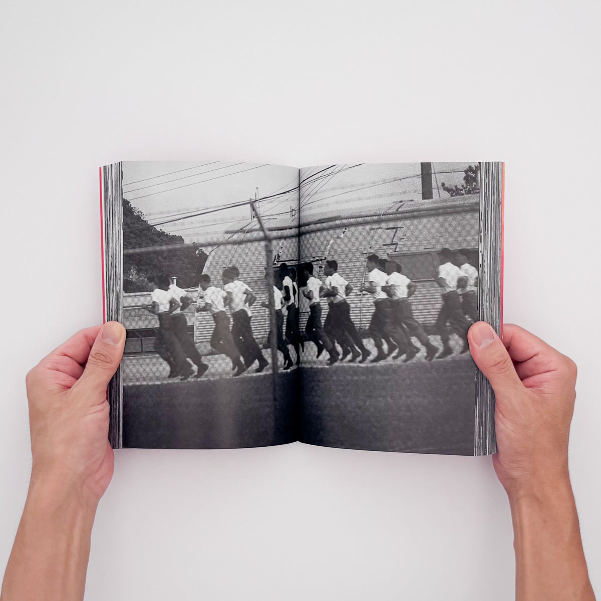 比嘉豊光『赤いゴーヤー』。1970〜1972年、沖縄復帰前後の風景を移動するバスや車から撮影した初期作品をまとめた2004年刊の写真集。