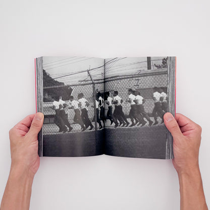 比嘉豊光『赤いゴーヤー』。1970〜1972年、沖縄復帰前後の風景を移動するバスや車から撮影した初期作品をまとめた2004年刊の写真集。