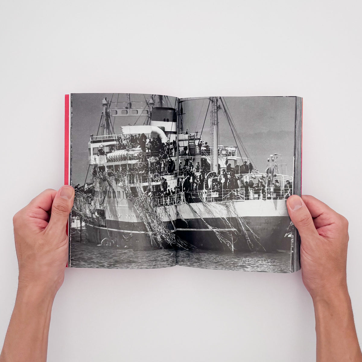 比嘉豊光『赤いゴーヤー』。1970〜1972年、沖縄復帰前後の風景を移動するバスや車から撮影した初期作品をまとめた2004年刊の写真集。