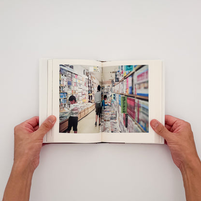 『定本 本屋図鑑』。全国47都道府県76店舗の本屋を文章と得地直美のイラストで記録した、2022年夏葉社刊の一冊。