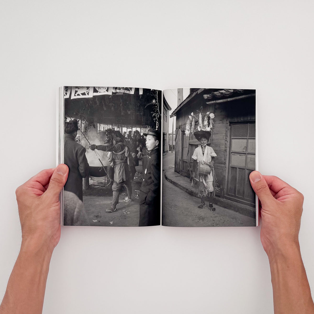 『宮本常一と写真』。宮本常一が日本各地の旅のなかで撮影した写真を、民俗資料と写真表現の両面から捉え直した2014年平凡社刊の一冊。