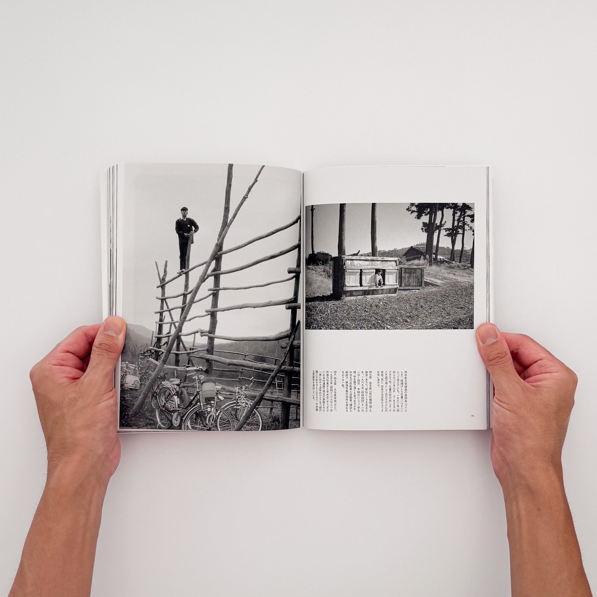 『宮本常一と写真』。宮本常一が日本各地の旅のなかで撮影した写真を、民俗資料と写真表現の両面から捉え直した2014年平凡社刊の一冊。