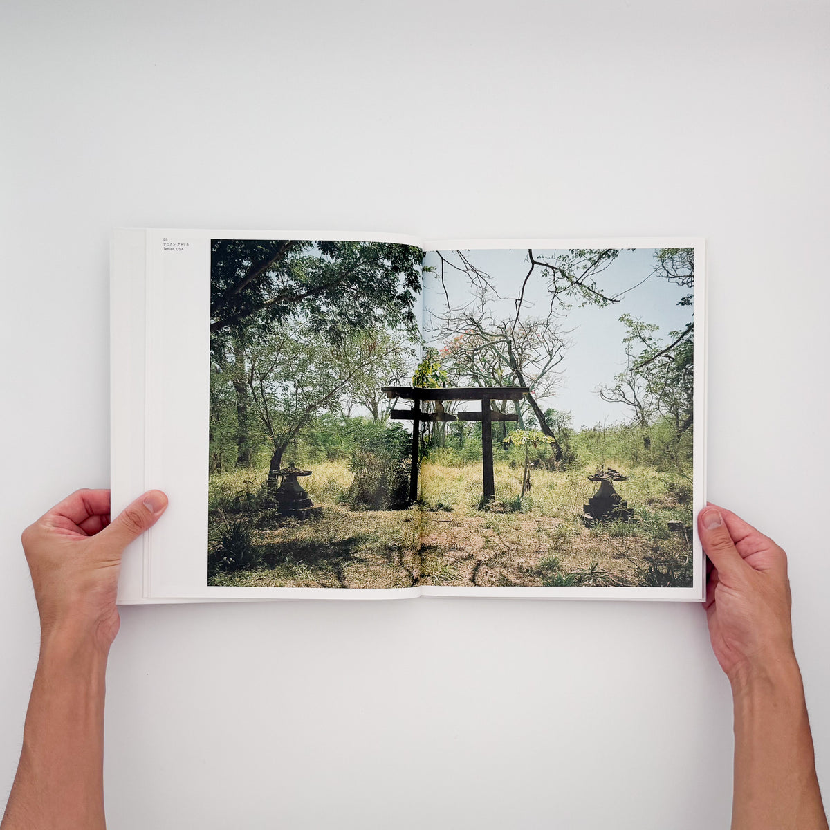 下道基行『torii』。日本の現在の国境の外側に残された鳥居を訪ね、その戦後の姿を撮影したフィールドワークをまとめた2013年刊の写真集。