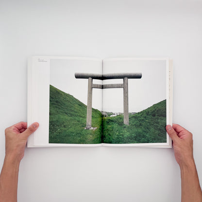 下道基行『torii』。日本の現在の国境の外側に残された鳥居を訪ね、その戦後の姿を撮影したフィールドワークをまとめた2013年刊の写真集。