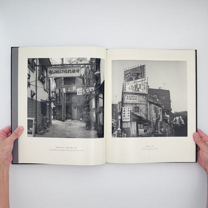 鬼海弘雄『東京模様 Tokyo View』。40年以上にわたり撮影した東京の街角を、ハッセルブラッドによるモノクロ写真120点でまとめた2016年刊・800部限定の大型写真集。