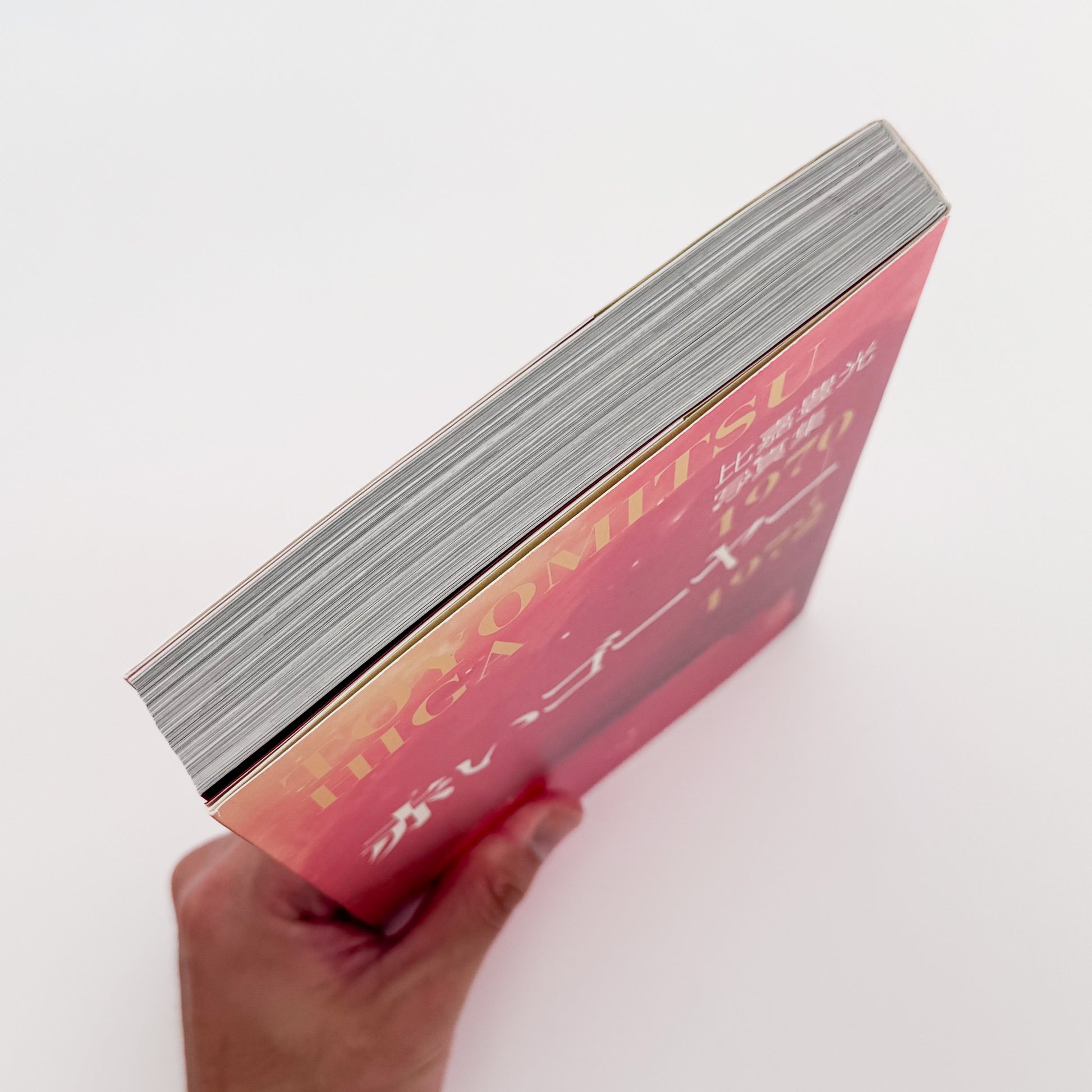 比嘉豊光『赤いゴーヤー』。1970〜1972年、沖縄復帰前後の風景を移動するバスや車から撮影した初期作品をまとめた2004年刊の写真集。