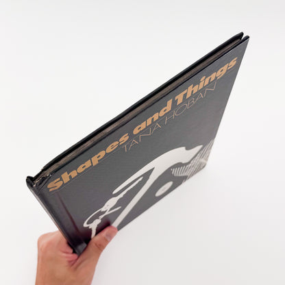 Tana Hoban『Shapes and Things』。身近な物をフォトグラムで白黒の形として捉えた、1970年Macmillan刊の言葉のない写真絵本。