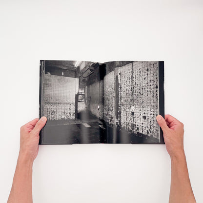 本橋成一『屠場』。牛の屠畜と解体に携わる人々の仕事と日常を記録した2011年平凡社刊の写真集。著者サイン入り、帯付き。
