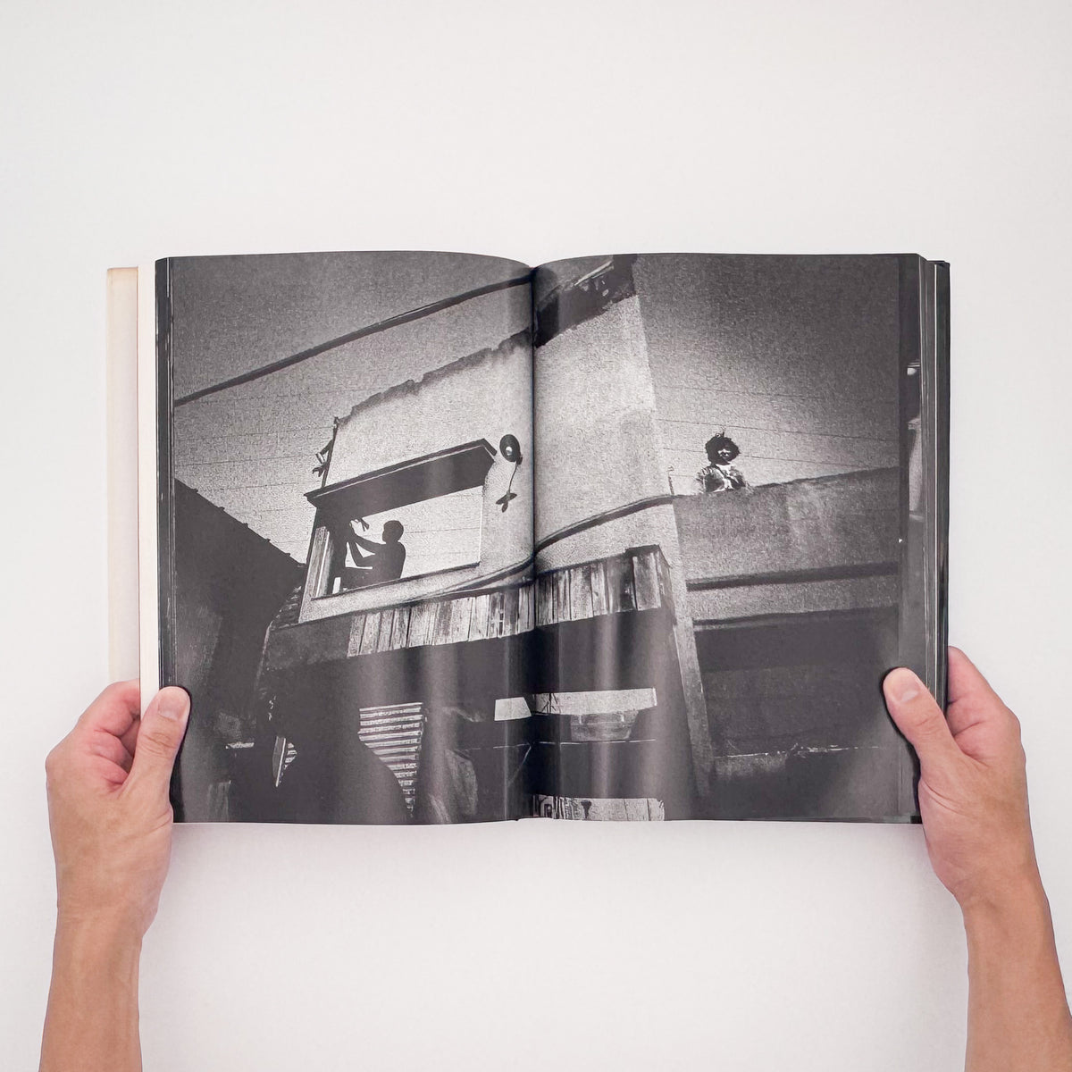 内藤正敏『東京―都市の闇を幻視する― TOKYO 1970–1985』。1970年から1985年の東京を撮影し、都市の闇と江戸の記憶を探った1985年刊の写真集。