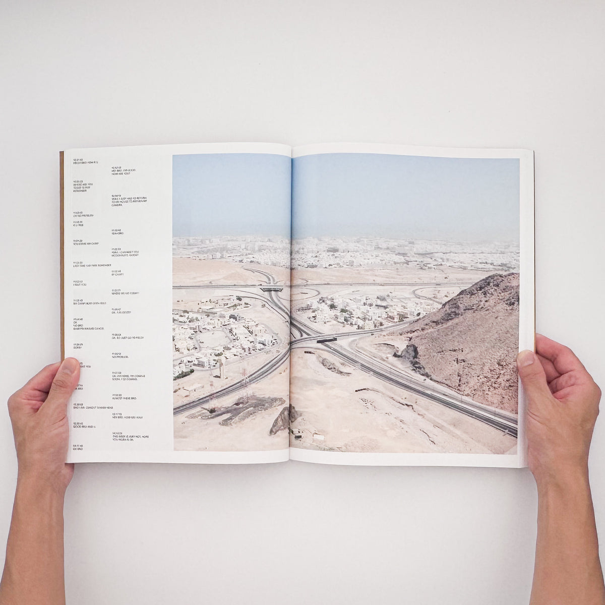 Ryan Debolski『LIKE』。オマーンの移民労働者たちの生活や海辺での交流を、カラーとモノクロ写真、WhatsAppのメッセージによって記録した、2020年Gnomic Book刊・450部限定の写真集。