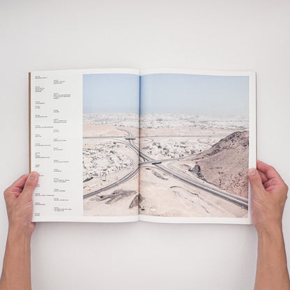 Ryan Debolski『LIKE』。オマーンの移民労働者たちの生活や海辺での交流を、カラーとモノクロ写真、WhatsAppのメッセージによって記録した、2020年Gnomic Book刊・450部限定の写真集。
