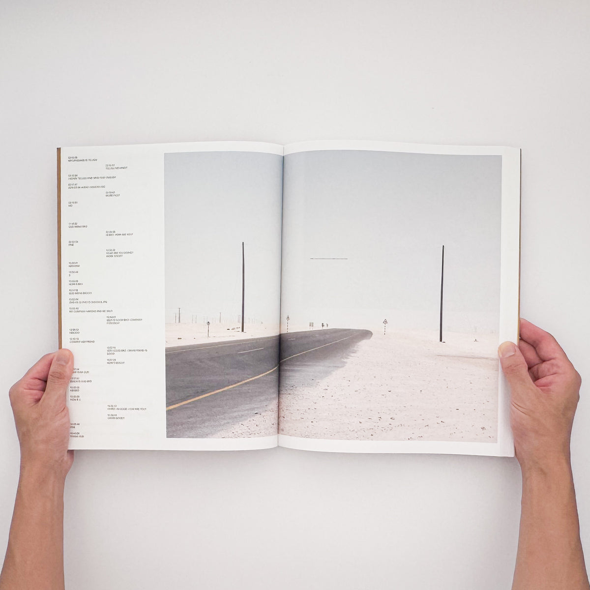 Ryan Debolski『LIKE』。オマーンの移民労働者たちの生活や海辺での交流を、カラーとモノクロ写真、WhatsAppのメッセージによって記録した、2020年Gnomic Book刊・450部限定の写真集。